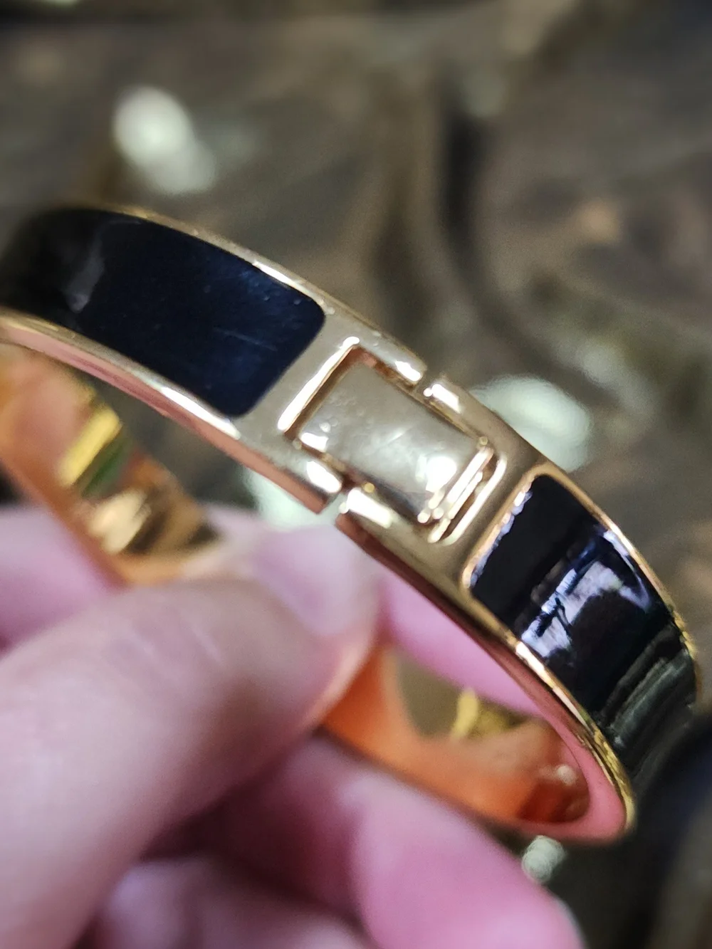 Kate‎ Spade Black Enamel and Gold-Tone Spade Bangle Bracelet. - Picture 7 of 8